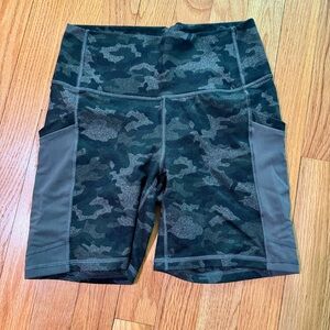 Fabletics On-The-Go PowerHold® High-Waisted 6'' Short